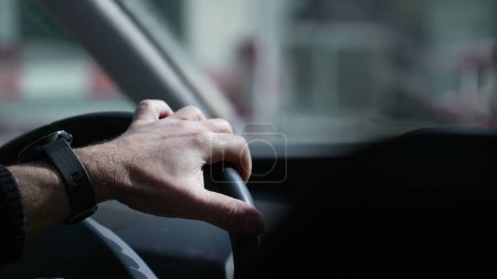 Téléchargez les photos : Conduite ciblée, gros plan du volant du véhicule à préhension manuelle sur la route - en image libre de droit