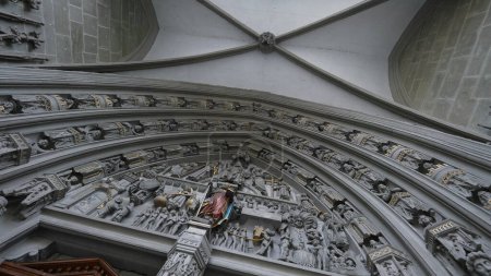 Téléchargez les photos : Fribourg, Suisse Vers mars 2022 - Entrée de l "église catholique Saint-Nicolas avec temple de la Porte religieuse, entrée dans un autre monde - en image libre de droit