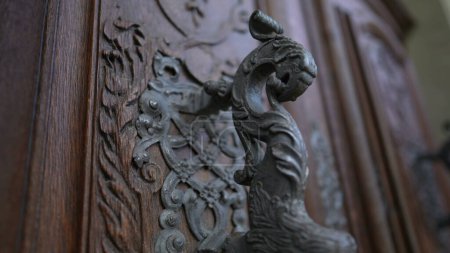 Foto de Hermosa puerta antigua llena de adornos, picaporte y ornamentación. Artesanía tradicional antigua estética - Imagen libre de derechos