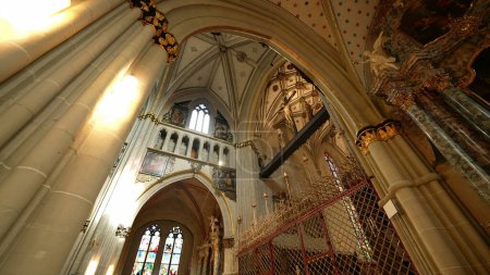Téléchargez les photos : Fribourg, Suisse Vers mars 2022 - Centenaires d'adoration, La beauté intérieure de la cathédrale Saint-Nicolas, pilier du catholicisme - en image libre de droit