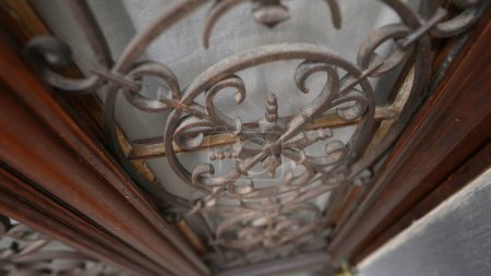 Foto de Defensa religiosa - Puerta de hierro tradicional que protege los espacios sagrados de las ventanas católicas - Imagen libre de derechos