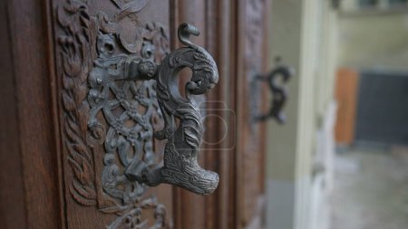 Téléchargez les photos : Belle poignée de porte en porte traditionnelle en bois antique avec ornement et ornementation - en image libre de droit