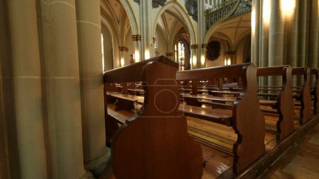 Téléchargez les photos : Église catholique Intérieur avec sièges en bois vintage - en image libre de droit