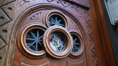 Foto de Puerta tradicional histórica con adornos antiguos en diseño elegante. Superficie de la puerta retro adornada con ornamentación ornamentada - Imagen libre de derechos