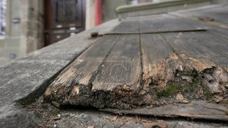 Téléchargez les photos : Ancienne porte en bois usée détail gros plan, objet pourri - en image libre de droit