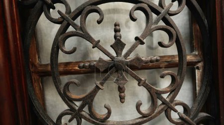 Foto de Puerta de hierro de metal tradicional católica para proteger de la ventana - Imagen libre de derechos
