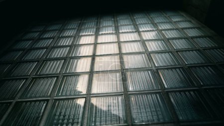 Téléchargez les photos : Segments élégants - Mur extérieur du bâtiment en briques de verre, construction en cristal - Façade du bâtiment avec motif de bloc de fenêtre - en image libre de droit