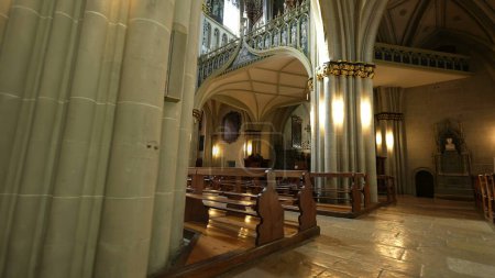 Téléchargez les photos : Fribourg, Suisse Vers mars 2022 - Cathédrale Saint-Nicolas, joyau de l'architecture catholique intemporelle - en image libre de droit