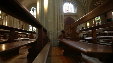 Téléchargez les photos : Cathédrale catholique en Europe avec sièges et arches en bois ornés, sanctuaire européen vintage avec voûtes classiques et design de banc - en image libre de droit