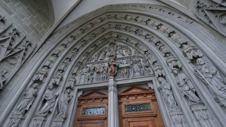 Téléchargez les photos : Fribourg, Suisse Vers mars 2022 - Portail intemporel, Entrée de la cathédrale Saint-Nicolas traditionnelle, emblème du patrimoine religieux - en image libre de droit