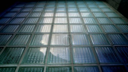 Téléchargez les photos : Surface murale en briques de verre dans le bâtiment extérieur. Façade en briques de fenêtre, architecture détails contemporains - en image libre de droit