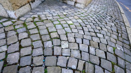 Téléchargez les photos : Rue pavée antique, détail gros plan du trottoir en pierres anciennes dans le sentier traditionnel en mouvement - en image libre de droit