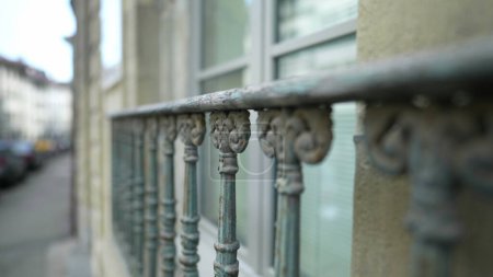 Téléchargez les photos : Porte-fenêtre ancienne en métal vieilli avec ornement et ornementation - en image libre de droit