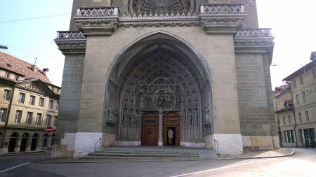 Foto de Friburgo, Suiza Circa marzo 2022 - Exterior de la Catedral de San Nicolás Friburgo - Imagen libre de derechos