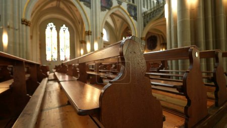 Téléchargez les photos : Intérieur de la cathédrale antique avec bancs en bois, intérieur de l'église catholique avec sièges en bois vintage - en image libre de droit