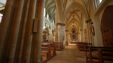 Téléchargez les photos : Fribourg, Suisse Vers mars 2022 - Échos de la foi - Vue intérieure de la cathédrale Saint-Nicolas, havre spirituel catholique - en image libre de droit