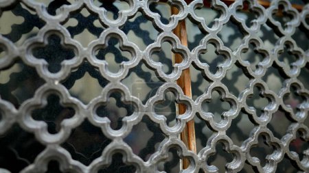 Foto de Patrones metálicos tradicionales en la puerta de metal que delimita la propiedad y para proteger la ventana - Imagen libre de derechos