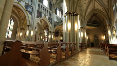 Foto de Friburgo, Suiza Circa marzo 2022 - Catedral de San Nicolás, Joya arquitectónica católica atemporal - Imagen libre de derechos