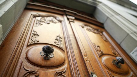 Téléchargez les photos : Artisanat antique de porte Détail d'ornement sur la porte en bois vieilli. Beauté complexe, Gros plan sur l'ornement à l'entrée ancienne en bois - en image libre de droit