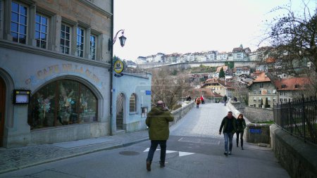 Téléchargez les photos : Fribourg, Suisse Vers mars 2022 - Ville suisse traditionnelle avec une architecture à échelle humaine et un pont dans la vieille ville antique atmosphérique pittoresque - en image libre de droit