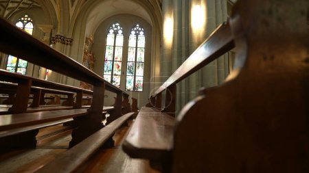 Téléchargez les photos : Cathédrale catholique en Europe avec sièges et arches en bois ornés, sanctuaire européen vintage avec voûtes classiques et design de banc - en image libre de droit