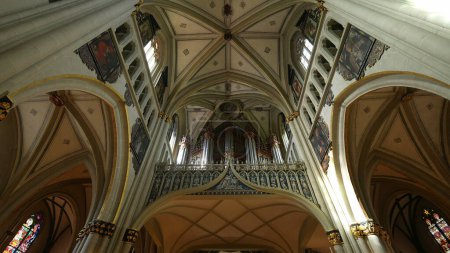 Téléchargez les photos : Fribourg, Suisse Vers mars 2022 - La beauté intemporelle de la cathédrale Saint-Nicolas, témoignage du culte catholique - en image libre de droit