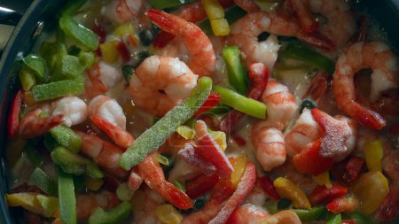 Téléchargez les photos : Cuisson des légumes et des crevettes dans la casserole, Macro Shot nourriture bouillante - en image libre de droit