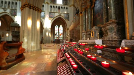 Téléchargez les photos : Fribourg, Suisse Vers mars 2022 - Intérieur de la cathédrale Saint-Nicolas avec des bougies allumées pour le culte. Temple catholique - en image libre de droit