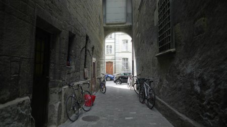 Foto de Friburgo, Suiza Circa Marzo 2022 - antiguo callejón trasero en la ciudad suiza con bicicletas en reposo - Imagen libre de derechos