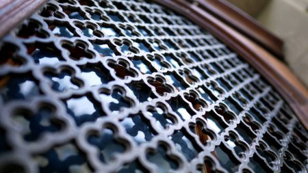Téléchargez les photos : Boundary Artistry - Porte en métal avec des motifs traditionnels Fenêtre de blindage et propriété de marquage - en image libre de droit