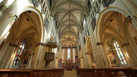 Foto de Friburgo, Suiza Circa Marzo 2022 - Siglos de culto - La belleza interior de la Catedral de San Nicolás, un pilar del catolicismo - Imagen libre de derechos