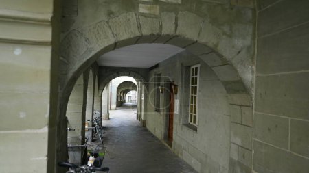 Foto de Pasillo de arquitectura tradicional europea debajo de edificios con arco de piedra - Imagen libre de derechos