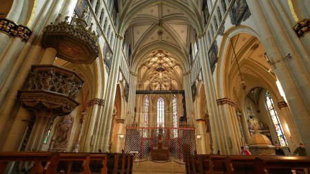 Téléchargez les photos : Fribourg, Suisse Vers mars 2022 - Intérieur de la cathédrale Saint-Nicolas, temple catholique religieux traditionnel - en image libre de droit