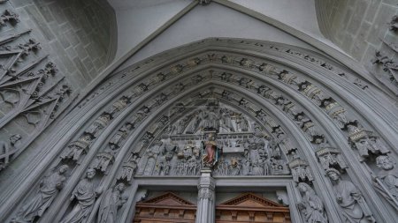 Téléchargez les photos : Fribourg, Suisse Vers mars 2022 - Entrée de l "église catholique Saint-Nicolas avec temple de la Porte religieuse, entrée dans un autre monde - en image libre de droit