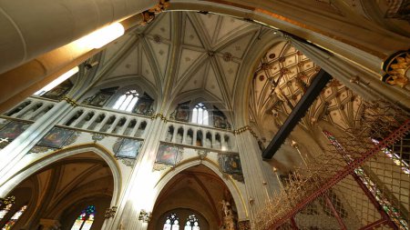 Téléchargez les photos : Fribourg, Suisse Vers mars 2022 - Centenaires d'adoration, La beauté intérieure de la cathédrale Saint-Nicolas, pilier du catholicisme - en image libre de droit
