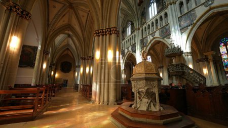 Téléchargez les photos : Fribourg, Suisse Vers mars 2022 - Lueur sacrée, intérieur de la cathédrale Saint-Nicolas, révérence catholique - en image libre de droit