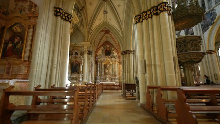 Téléchargez les photos : Fribourg, Suisse Vers mars 2022 - Intérieur de la cathédrale catholique traditionnelle - Architecture du culte Saint-Nicolas - en image libre de droit