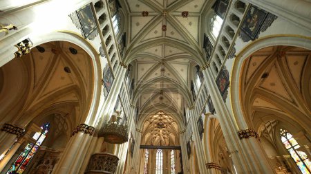 Téléchargez les photos : Fribourg, Suisse Vers mars 2022 - Centenaires de culte - La beauté intérieure de la cathédrale Saint-Nicolas, pilier du catholicisme - en image libre de droit