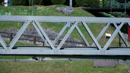 Téléchargez les photos : Pont en métal vu en mouvement depuis le parc miniature. objet industriel - en image libre de droit