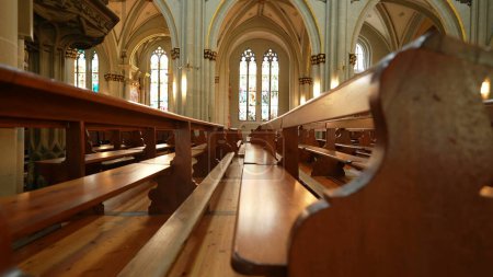 Foto de Dentro de la catedral católica, plano de bancos de madera y hermosa arquitectura antigua - Imagen libre de derechos