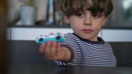 Téléchargez les photos : Voiture jouet à la main - Jeune garçon Engrossed in Tabletop Play - en image libre de droit