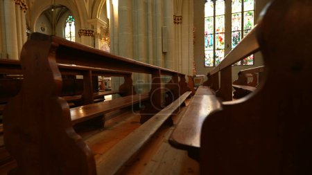 Téléchargez les photos : Eglise européenne historique avec une architecture voûtée et des sièges - en image libre de droit