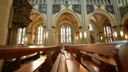 Téléchargez les photos : Intérieur Cathédrale catholique, plan de bancs en bois et belle architecture ancienne - en image libre de droit