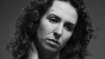 Foto de Persona que experimenta rigidez en el cuello, mujer que tiene dolor corporal en blanco y negro - Imagen libre de derechos