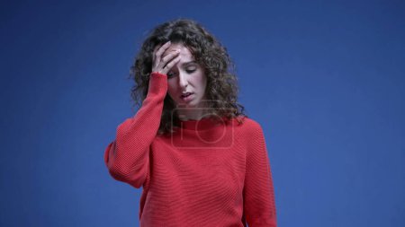 Foto de Mujer cubriendo la cara con pesar, ansioso preocupado 20s persona sintiendo angustia y molestia durante la presión mental - Imagen libre de derechos