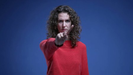 Téléchargez les photos : Jeune femme agitant doigt disant NON à la caméra refusant le comportement, affirmant frontière - en image libre de droit