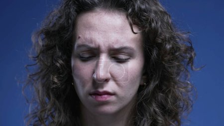 Téléchargez les photos : Portrait d'une femme sérieuse fronçant les sourcils et se sentant bouleversée à la caméra, face rapprochée d'une femme en colère dans la vingtaine - en image libre de droit