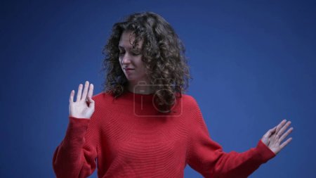 Téléchargez les photos : Femme déconcertée réagissant à l'accusation avec surprise, pointant du doigt elle-même rejetant la récrimination - agitant doigt "pas moi" langage corporel - en image libre de droit