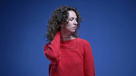 Téléchargez les photos : Femme sentir douleur au cou mettre la main sur le cou aux prises avec des maux de corps debout sur fond bleu - en image libre de droit