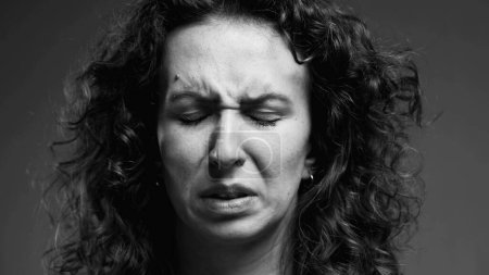 Téléchargez les photos : Femme Expressive Extrême Aversion, Réaction Dégoûtée Portrait en noir et blanc, clip monochrome - en image libre de droit